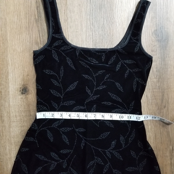 Sz S (fits 2-4 or a curvy 0) 90s Vintage Cache Black Velour Gown w/ Floral Beads - Picture 6 of 8